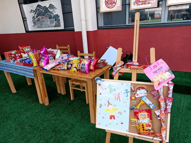 "以物换物和以'钱'换物",用手持的奖票可以兑换工艺品,零食,学习用品